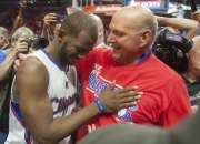 U8娱乐-关于险胜首场状态出色，雄鹿观众沸腾！，詹姆斯重返赛场观众掌声雷动的信息