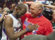 U8娱乐-关于险胜首场状态出色，雄鹿观众沸腾！，詹姆斯重返赛场观众掌声雷动的信息